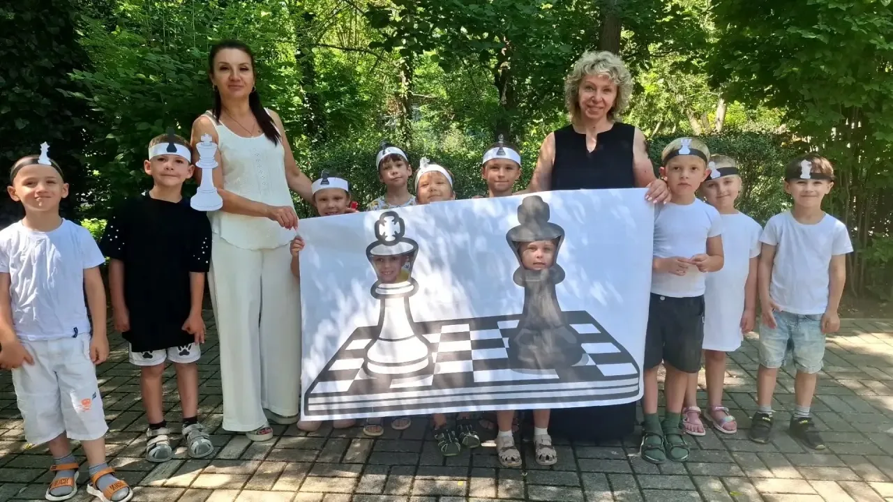 В дежурном детском саду  в группах №5 и №8 , воспитатели нашего детского сада провели удивительный Д