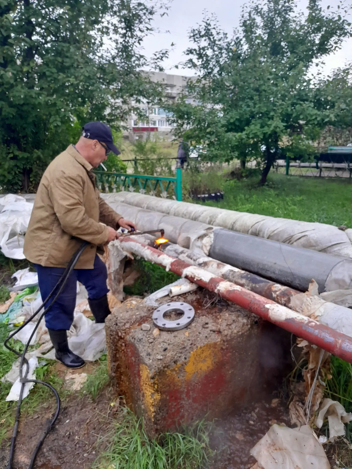 🛠️ МУП «ШОКС»: приступили к замене ГВС на ул. Просвещения, д. 18