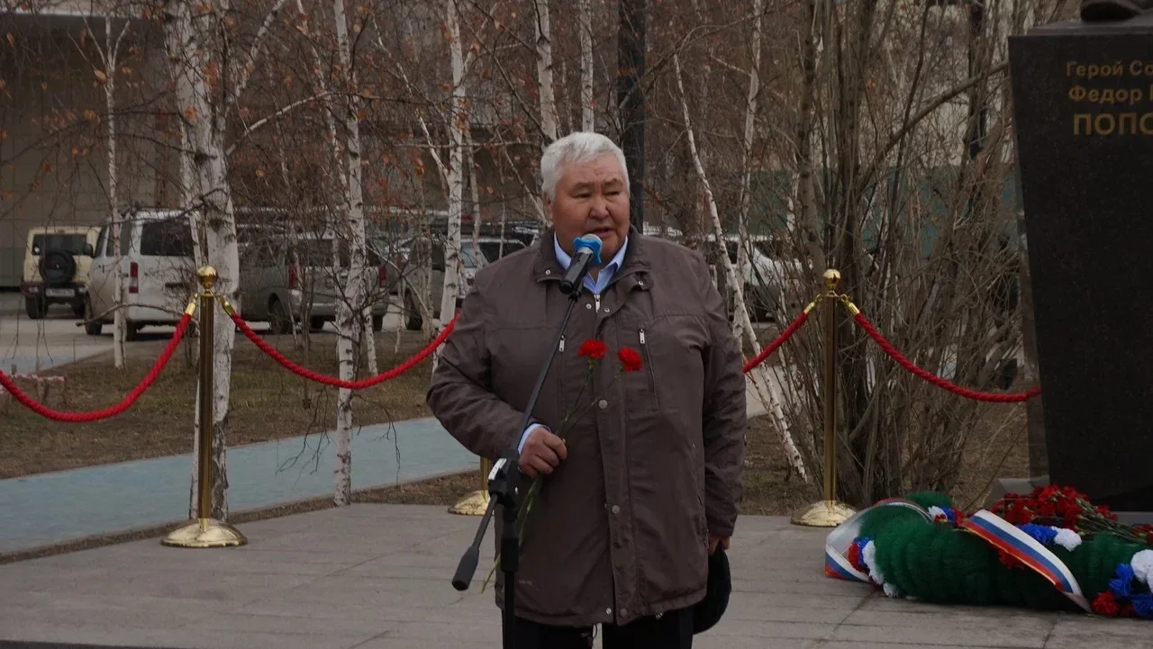 ФЕДОР КУЗЬМИЧ ПОПОВ - САХА СИРИН КИЭН ТУТТУУТА  Сахаттан бастакы Сэбиэскэй Сойуус Дьоруойа Федор Куз