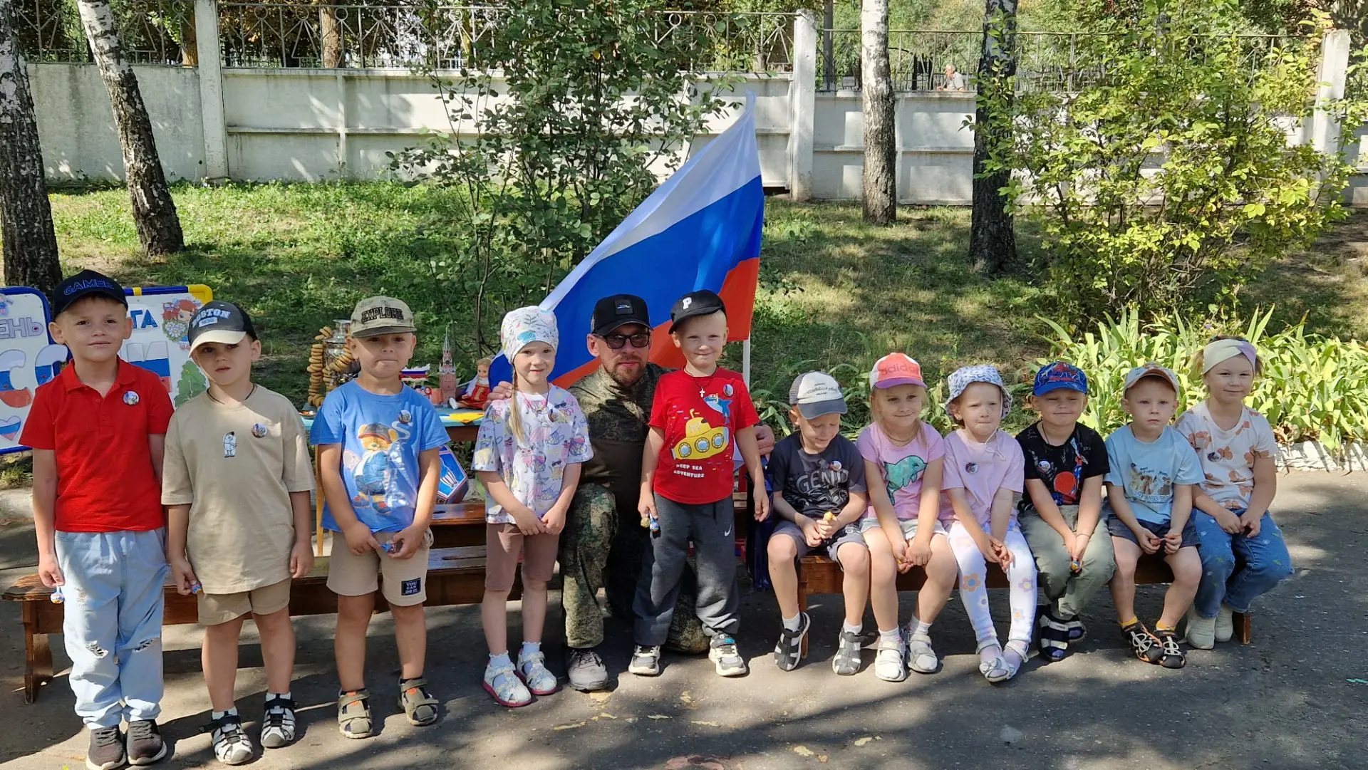 В преддверии Дня Государственного флага Российской Федерации в детском саду прошел необ...