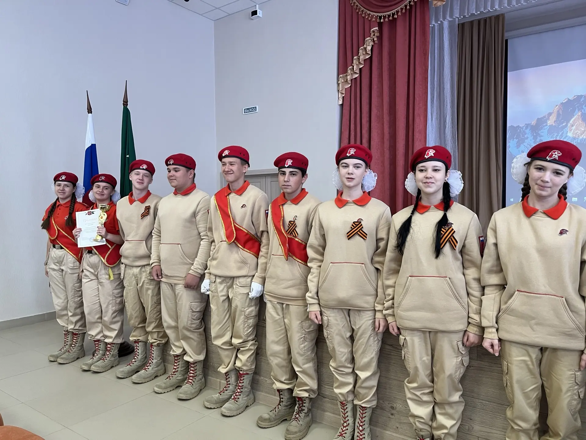🇷🇺 Школа — это не только уроки: говорим о важном и ищем друзей!  Сегодня в нашей школе прошла торжес