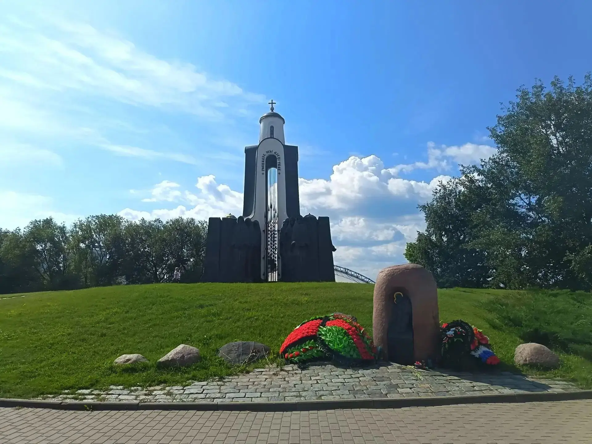 🌷🌷ОСТРОВ  СЛЁЗ  🌷🌷

Есть в городе Минске остров. Он расположен на р.Свислочь и называется остров