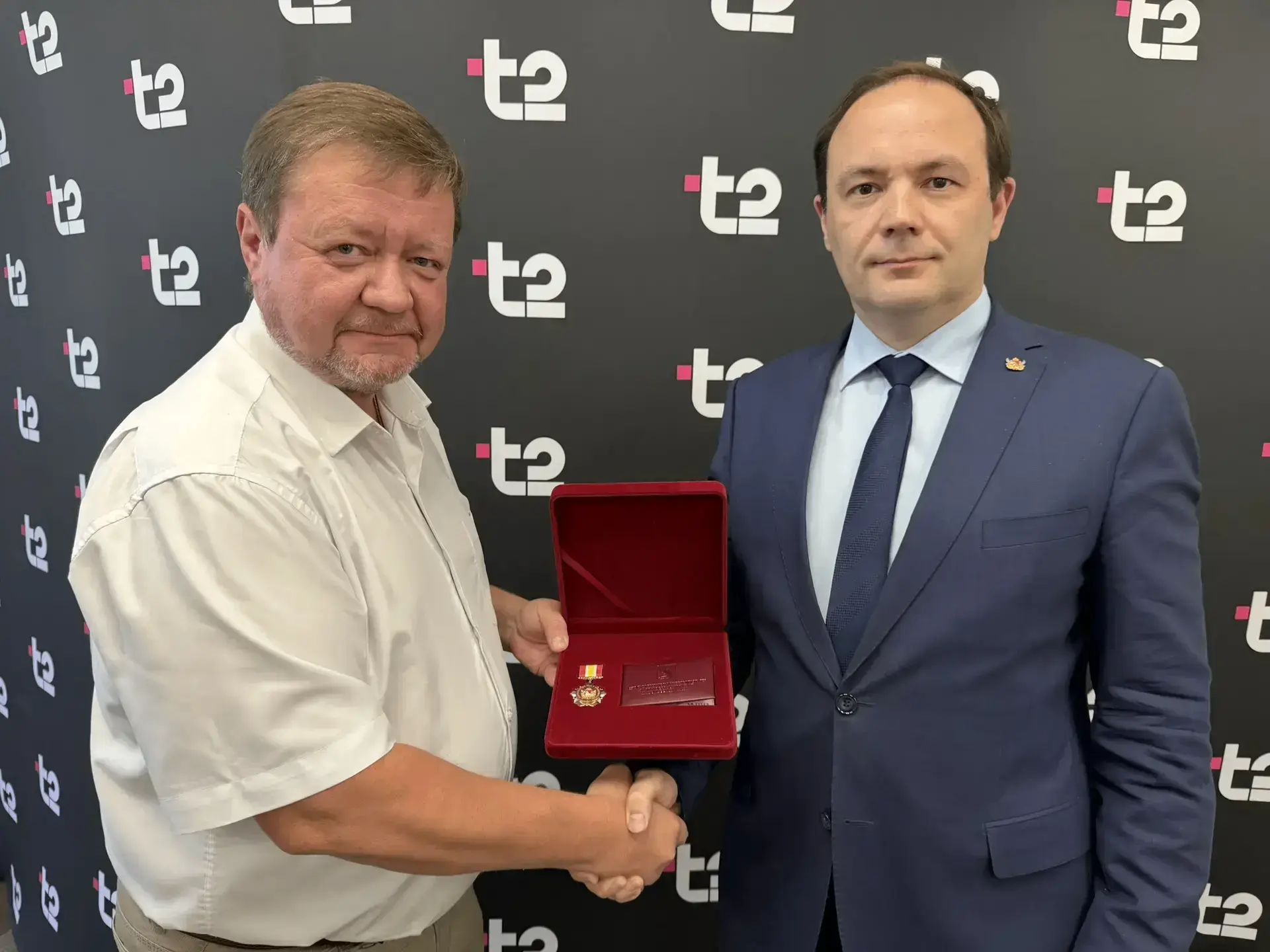 🤝 Денис Волков наградил технического директора макрорегиона «Черноземье» ООО «Т2 Мобай...
