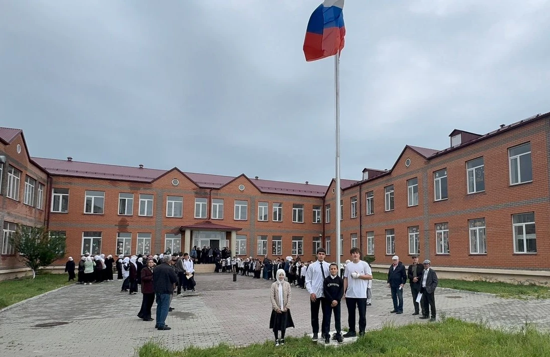 🇷🇺18 мая в ГКОУ РД "Кировская СОШ Тляратинского района"
по традиции провели линейку поднятия флага