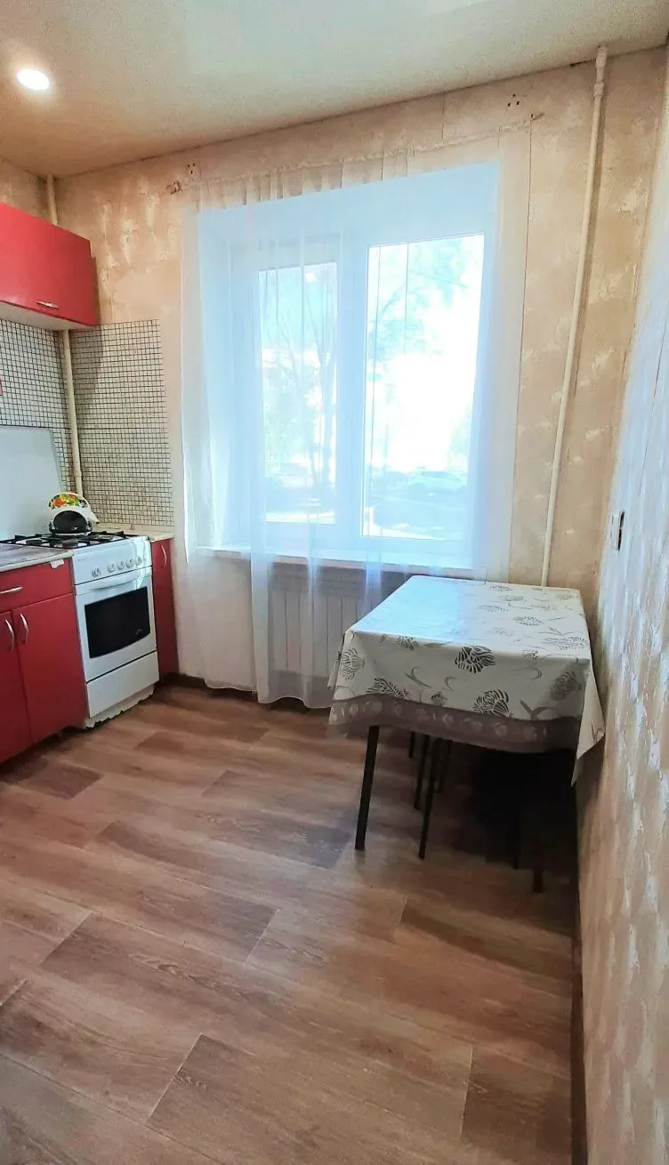 В продаже светлая и уютная двухкомнатная квартира с мебелью в 4 микрорайоне, 1/5 этажного дома, обща