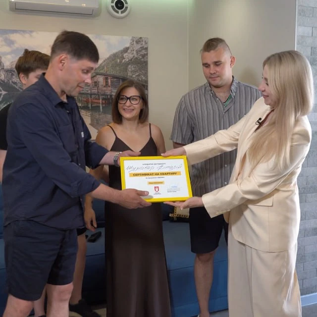 📍Ахметов купил 400 квартир для азовцев