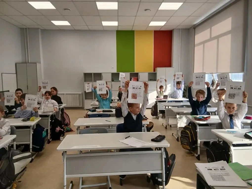 🌷📚Начинаем новую неделю с поднятия государственного флага России🇷🇺, исполнения государственного гимн