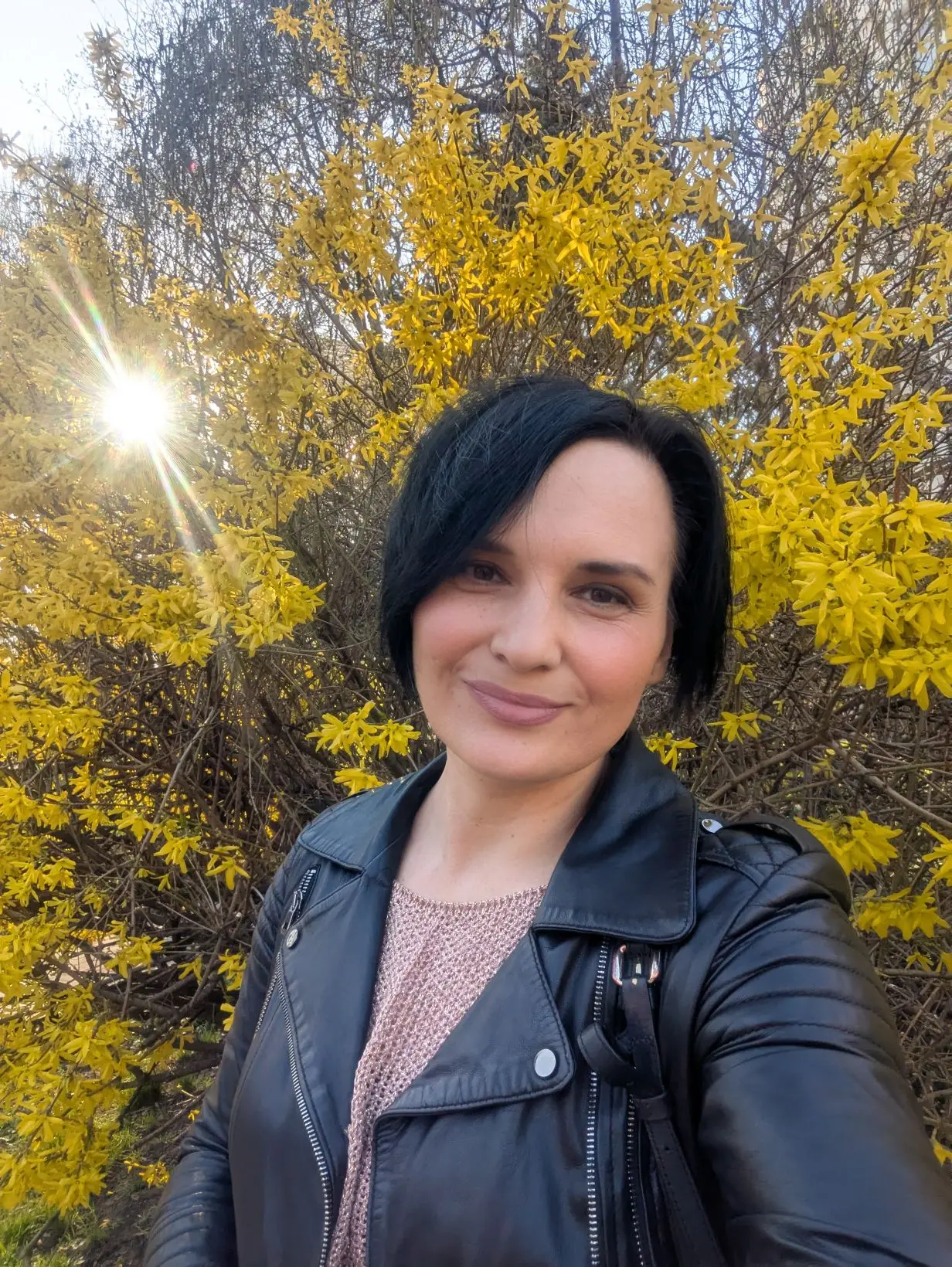 Наконец удалось сфотаться на фоне форзиции.