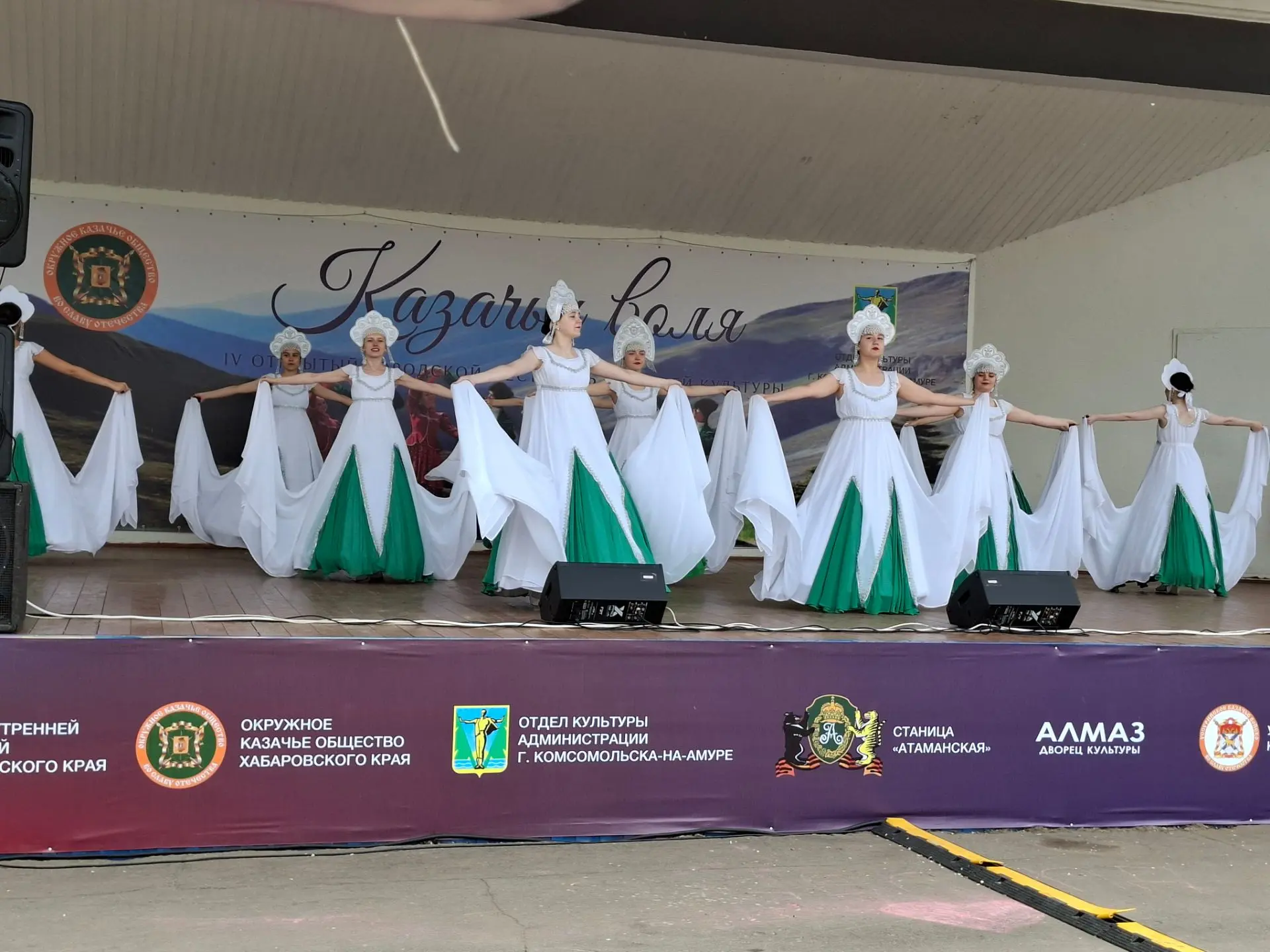 В парке Гагарина проходит 4 фестиваль казачьей культуры "Казачья воля".
Его открыл глава города Дмит