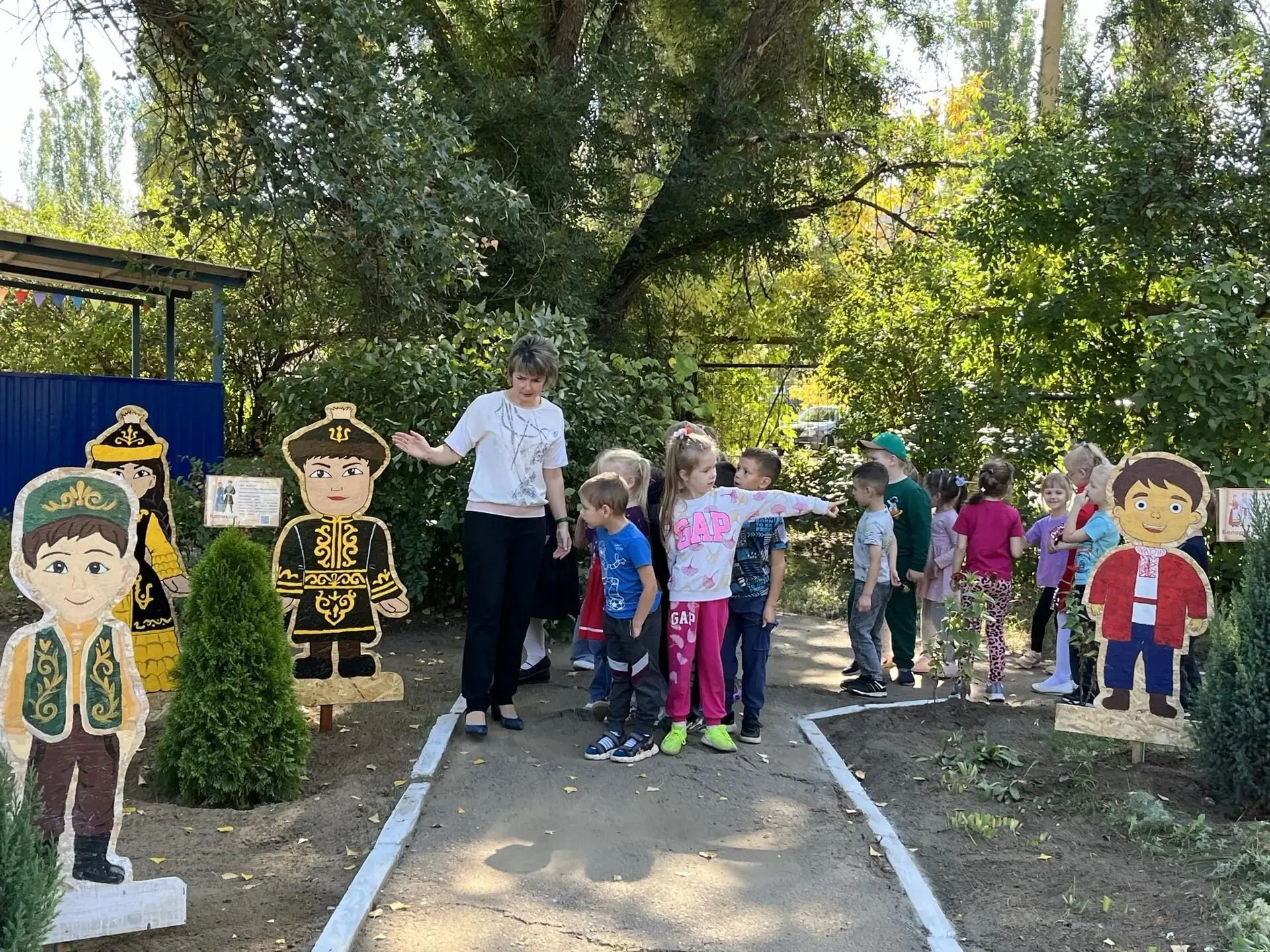 🌿 Проект «Аллея дружбы народов» реализовал детский сад № 19 - Центр развития ребёнка (...