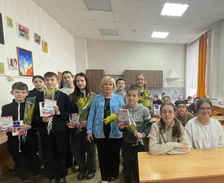 💐🇷🇺В преддверии праздника 8 Марта родительский комитет 6 б класса решил поздравить с весенним праздн