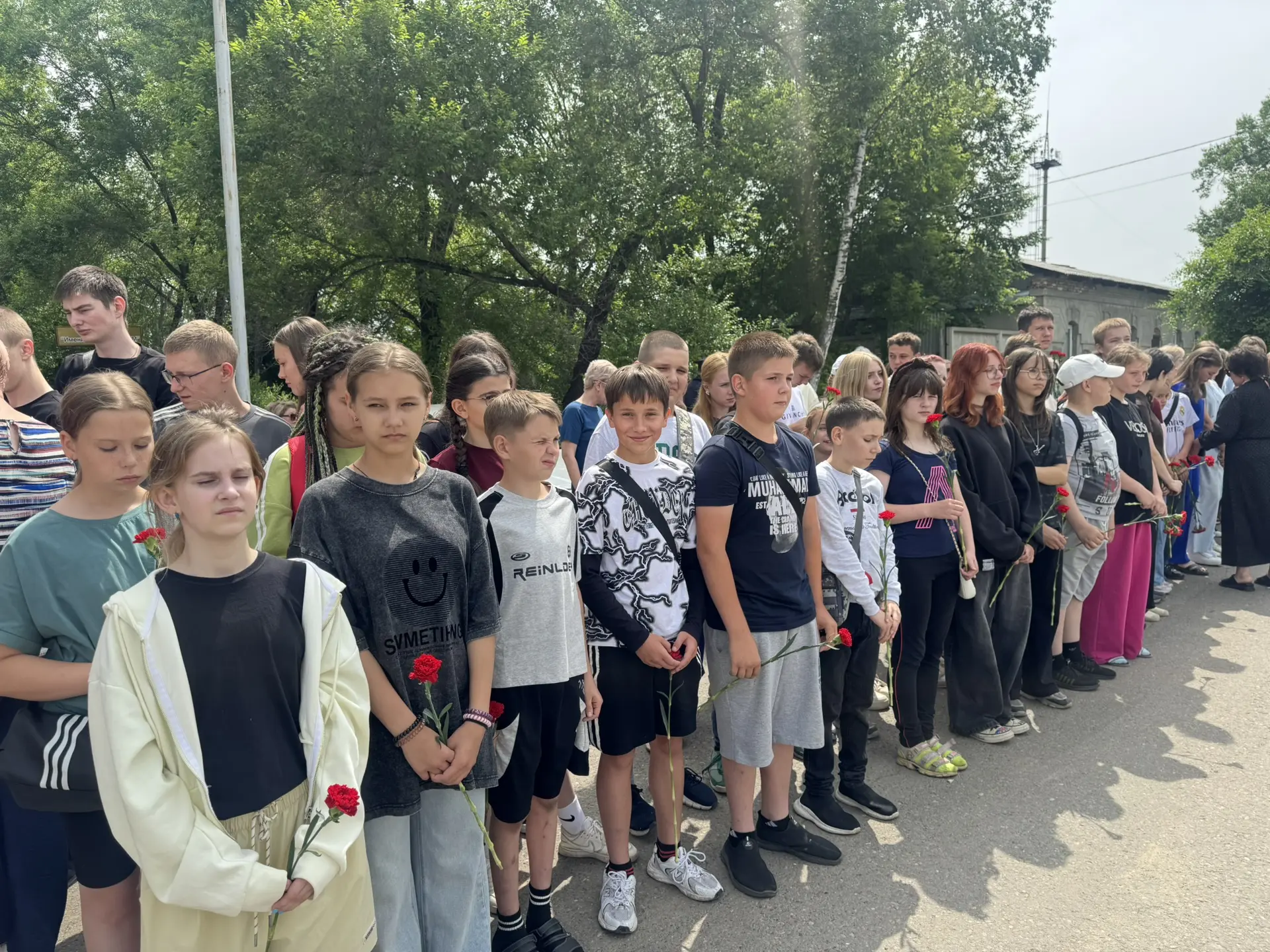 Сегодня, в День памяти и скорби, ученики и педагоги нашей школы приняли участие в митинге на мемориа