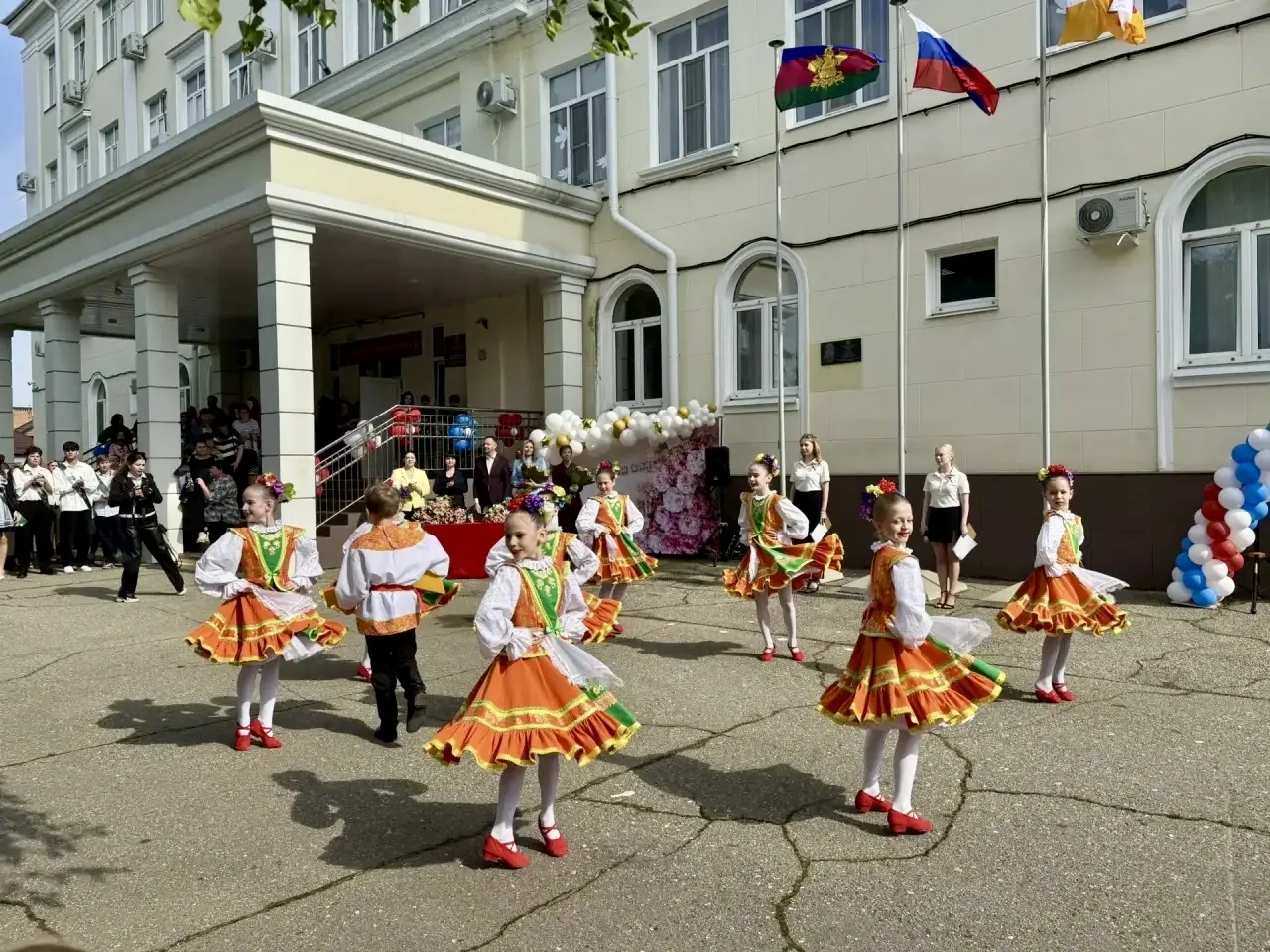 🎓 Последний звонок — 2026! 🔔
Сегодня в нашей школе произошёл самый трогательный и волнительный ден
