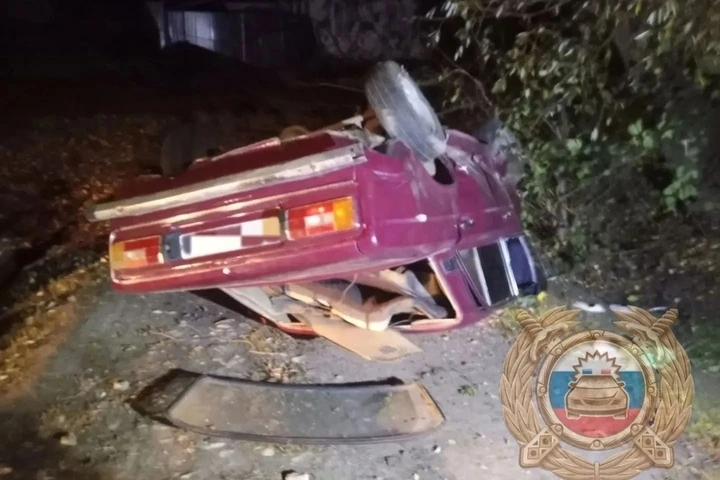 В Калининском районе в аварии с перевернувшимся ВАЗом погиб водитель