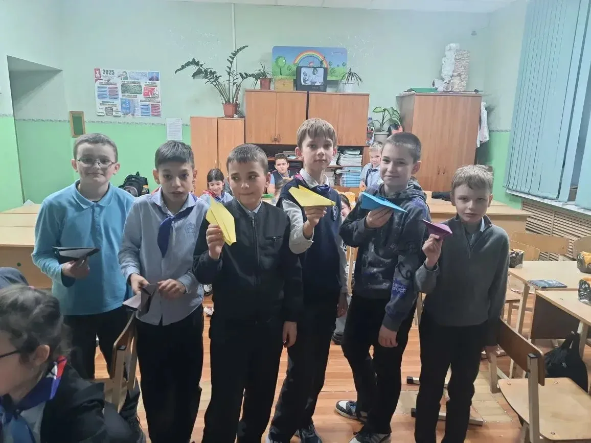 Девочки 4-г класса поздравили мальчиков с Днём защитника Отечества. Три команды дружно помогали разв