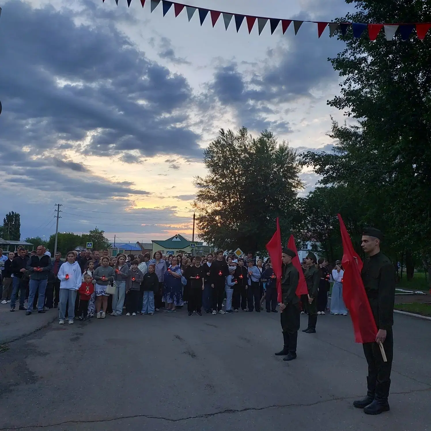 🕯Сегодня, в День памяти и скорби, жители поселка присоединились к Всероссийской акции «Свеча памяти