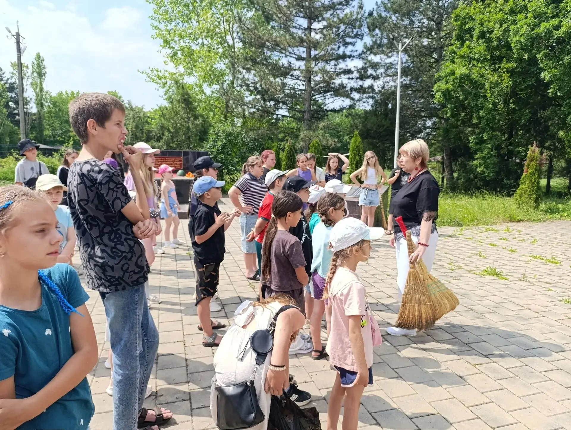 В поселке Гончарке к сегодняшнему дню памяти и скорби, ребята, отдыхающие в летнем оздоровительном л
