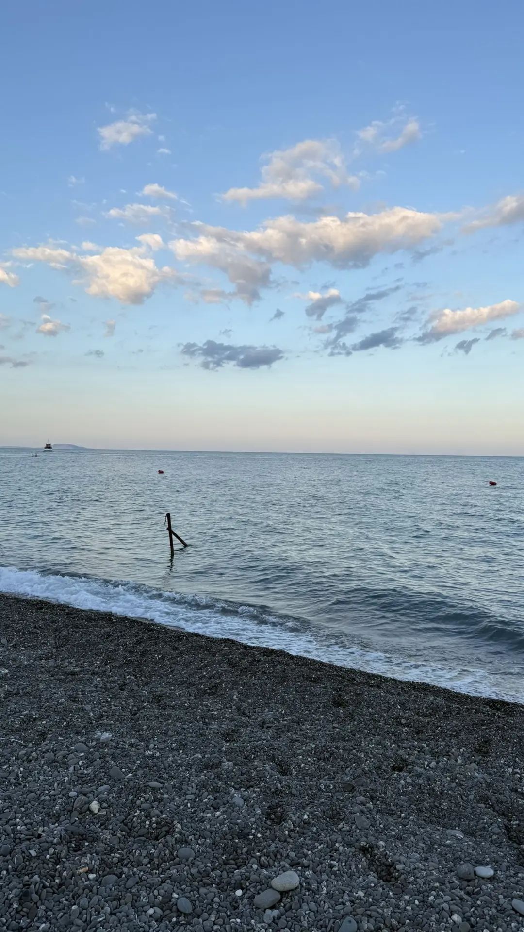 Сегодня в Рыбачьем в Крыму было 25 градусов ☀️
🌊 А температура воды составляла 20 градусов! 
Люди к