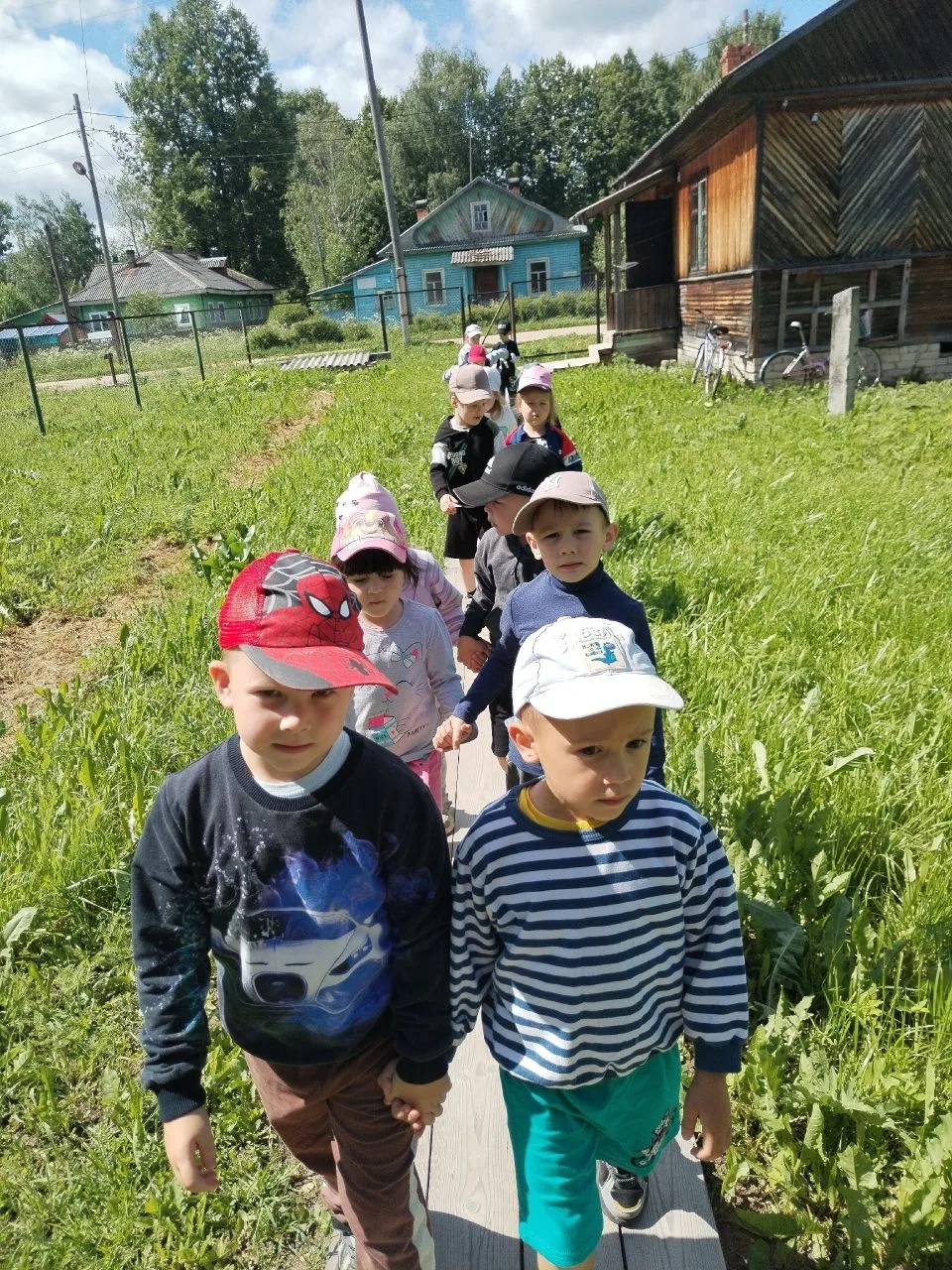 Во время утренней прогулки на свежем воздухе дети из  средней группы «Солнышко» закрепи...