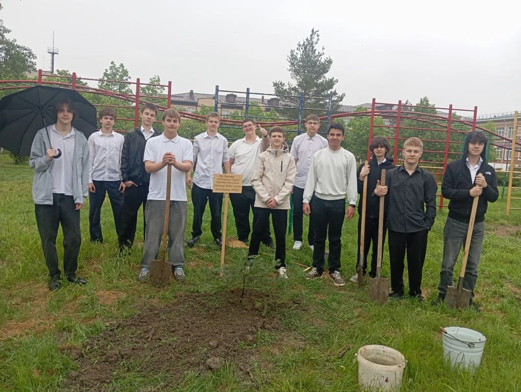 🌳 Продолжая традиции! 🌳  В рамках доброй традиции, выпускники 9"Вл" класса посадили деревья 🌲🌲🌲 на т