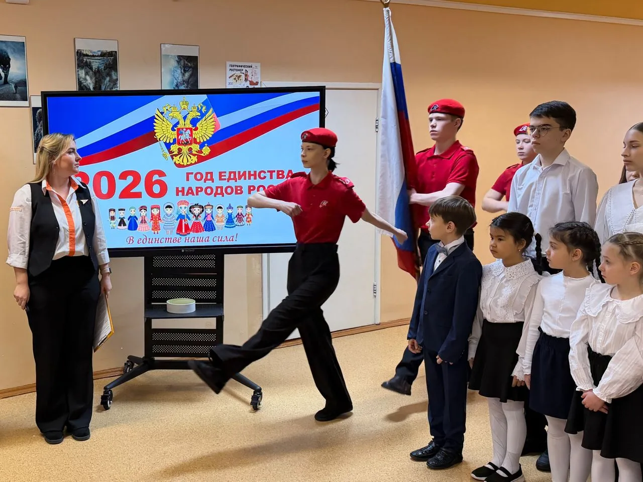 🎉🇷🇺 Торжественная линейка, посвященная году единства народов России 🇷🇺🎉  Сегодня в гимназии состояла