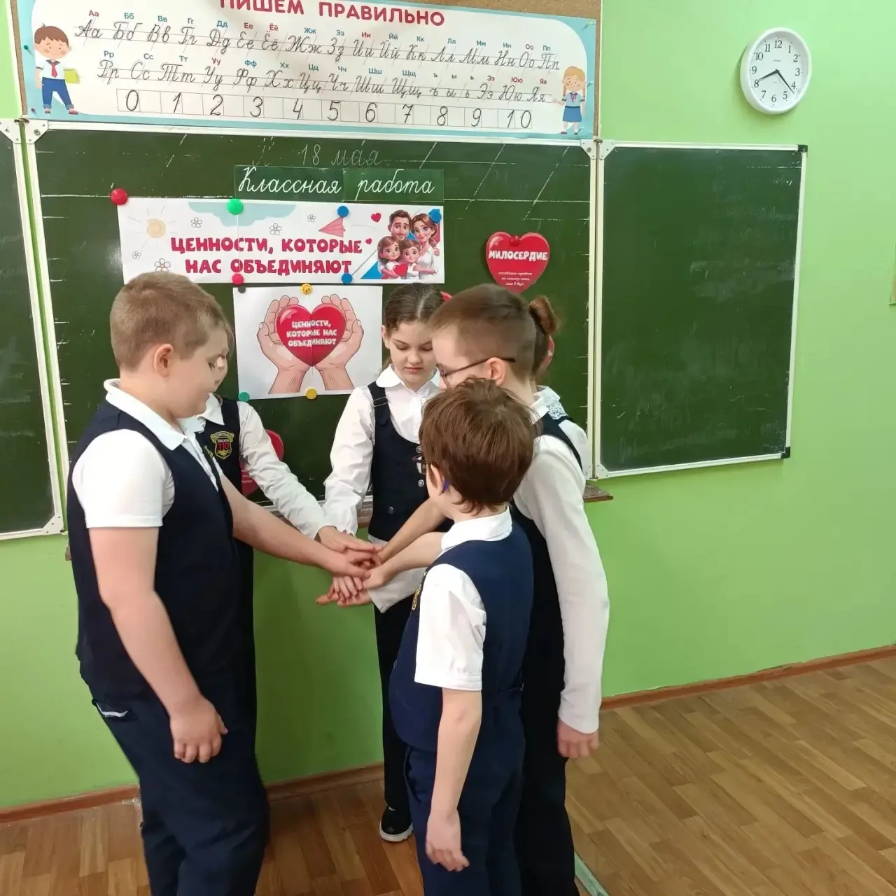 В МБОУ «Школа 110» стартовала новая учебная неделя с торжественной линейки. Юнармейцы с гордостью вы