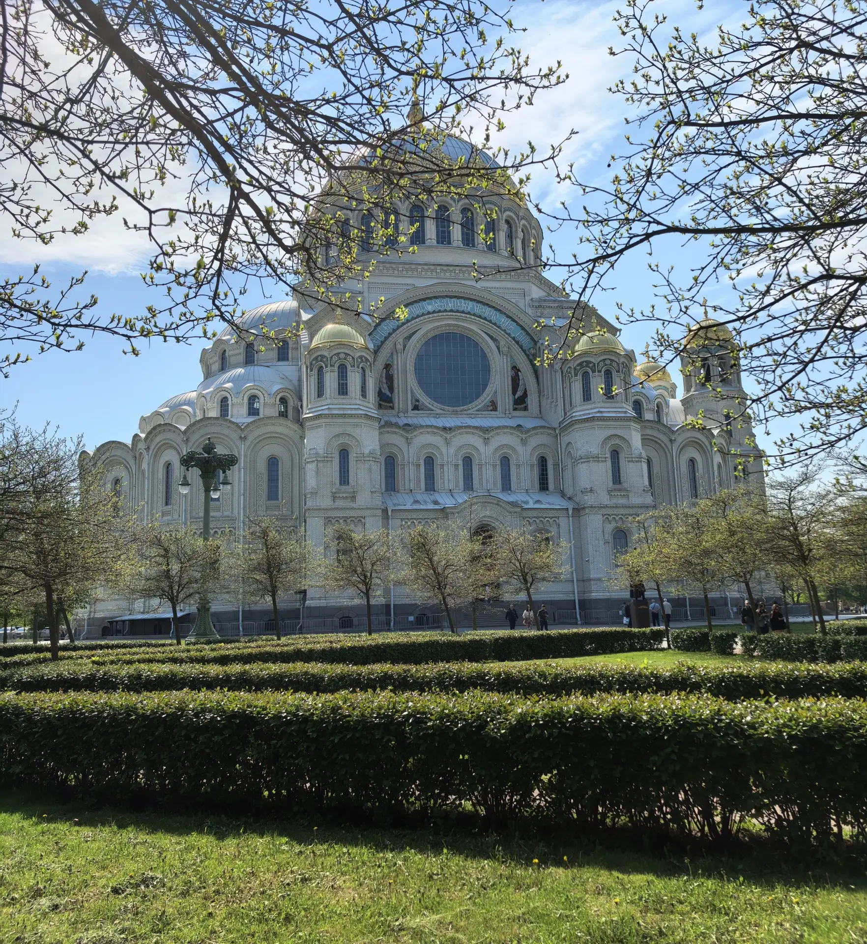 Друзья, с праздником Святой Троицы! 🌿✨