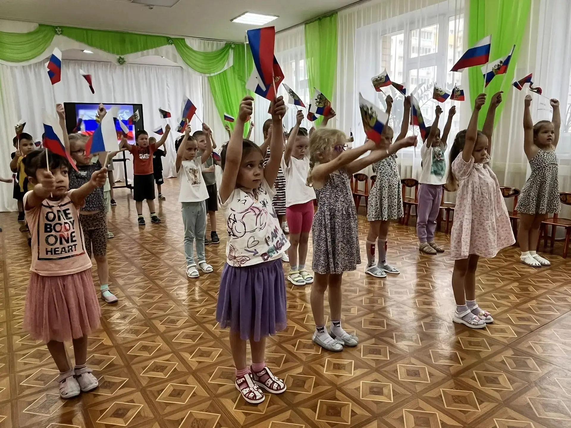 Сегодня в нашем детском саду ребята отметили День рождения Российского флага. С ребятам...