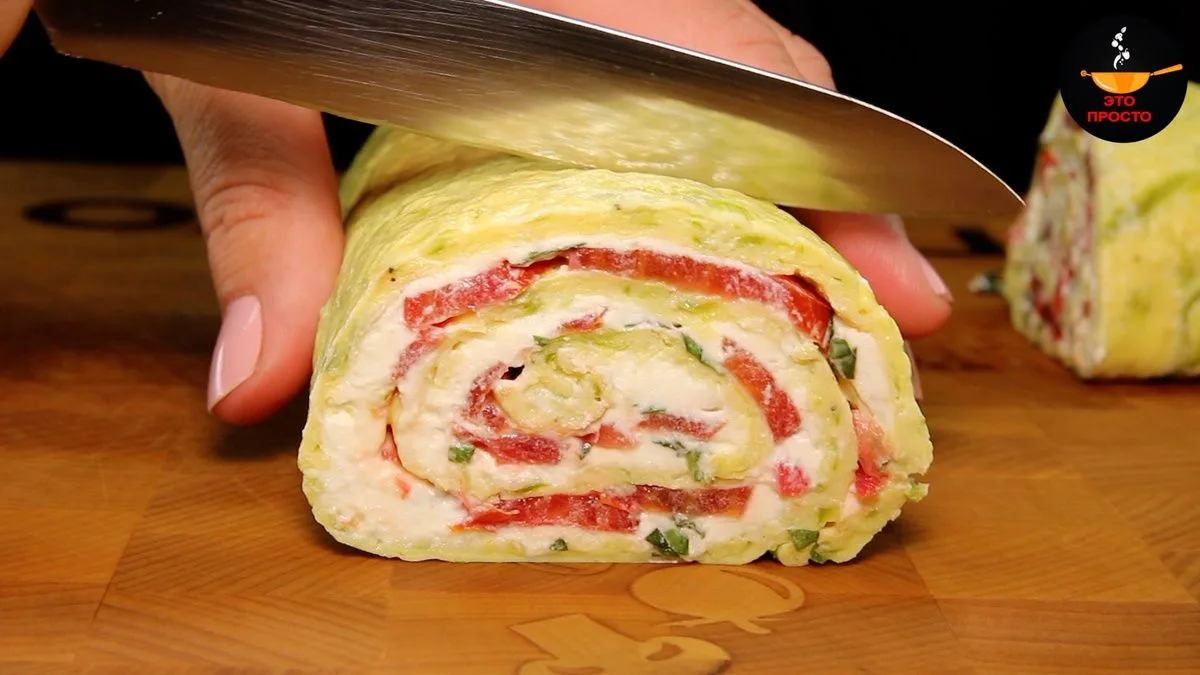 Закуска из кабачков, которой я удивила родных: кабачковый рулет с чесночным сыром и пом...