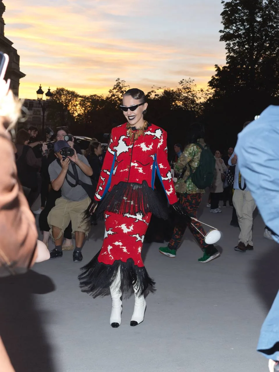 В рубрике #лукдня сегодня Ксения Собчак на показе Chanel. Для шоу в Гран-Пале Ксения вы...