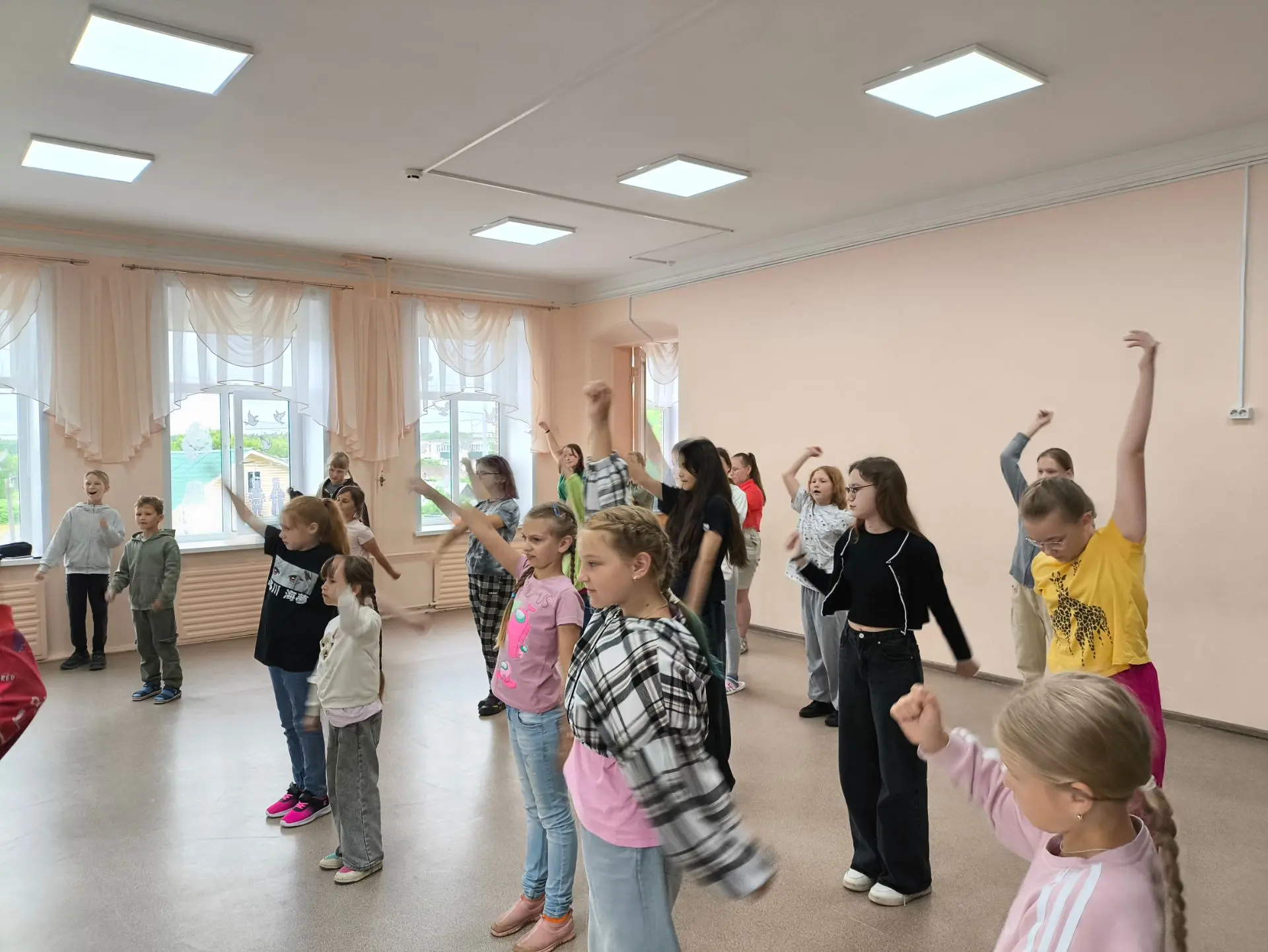 В лагере "Живой родник" прошел ещё один яркий и  увлекательный день.  
 После энергичной зарядки и в