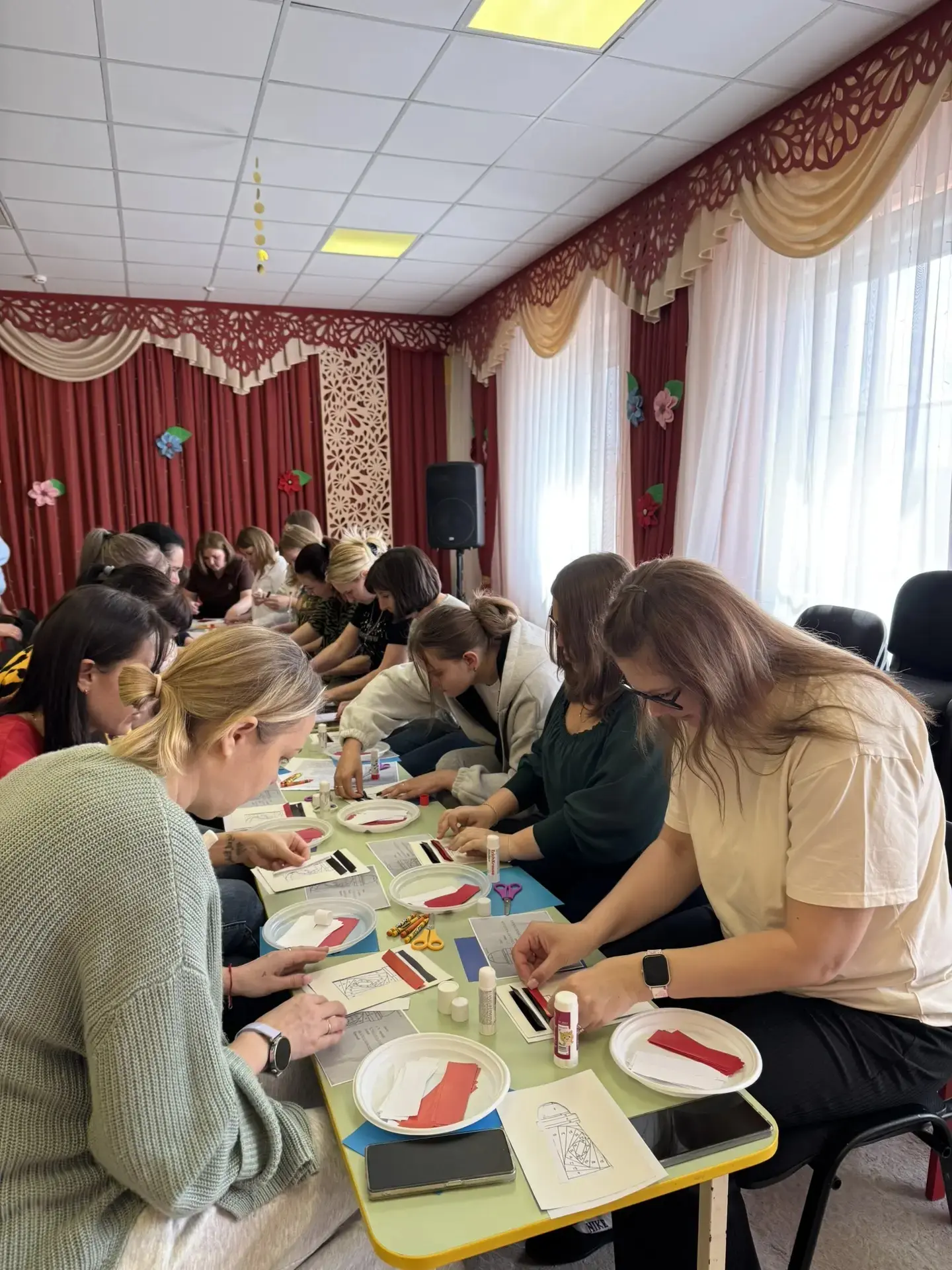 Педагог группы «Звёздочки» Ольга Муратовна провела для коллег мастер‑класс по технике айрис‑фолдинг.