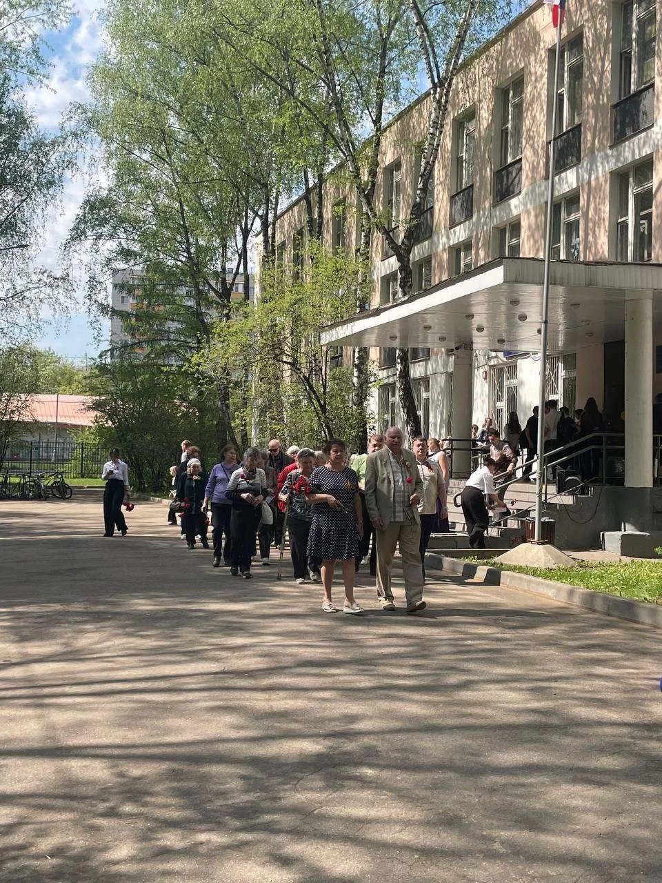 🌹 Красные гвоздики — символ памяти и благодарности   В нашей школе состоялась трогательная акция «Кр