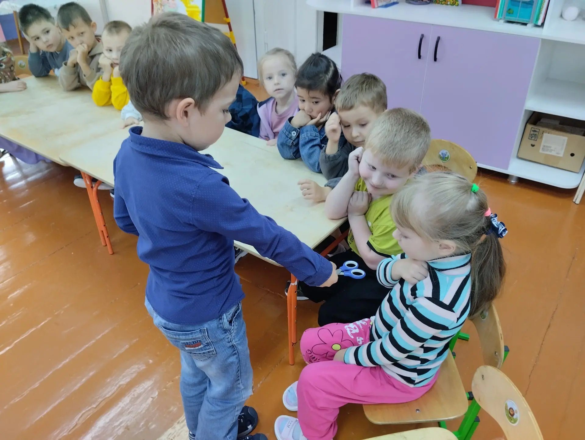 В старшей группе вспомнили ПДД, запрещающие и предупреждающие дорожные знаки, правила о...