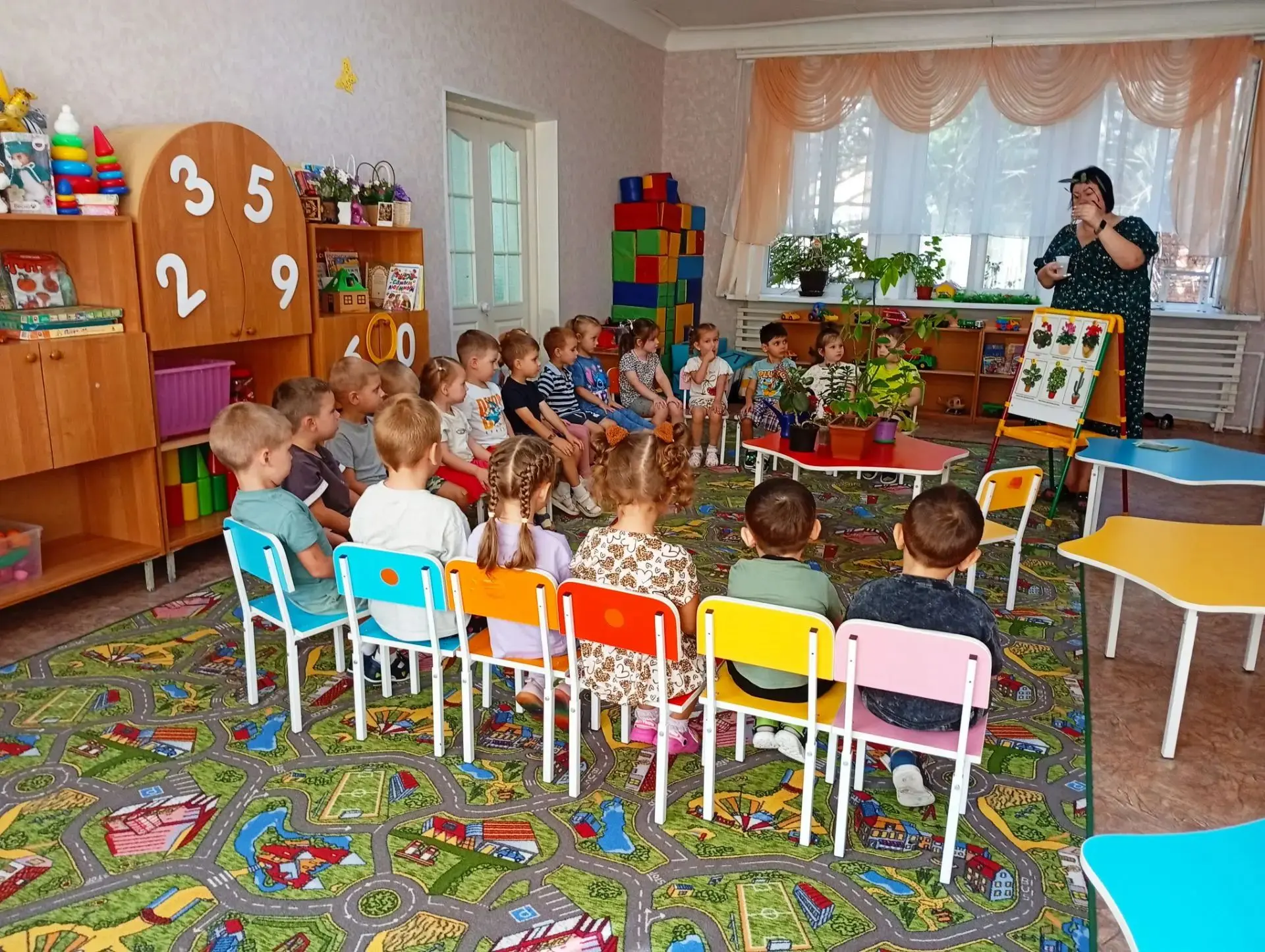 🎉 Экологическое занятие в средней группе: наблюдаем за комнатными цветами! 🎉