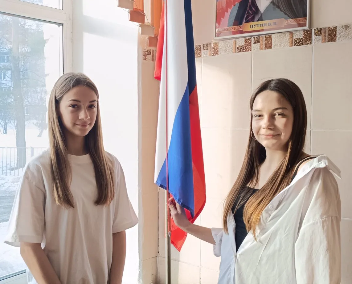 Новая учебная неделя в нашей школе стартовала традиционно: с торжественной церемонии поднятия флага 
