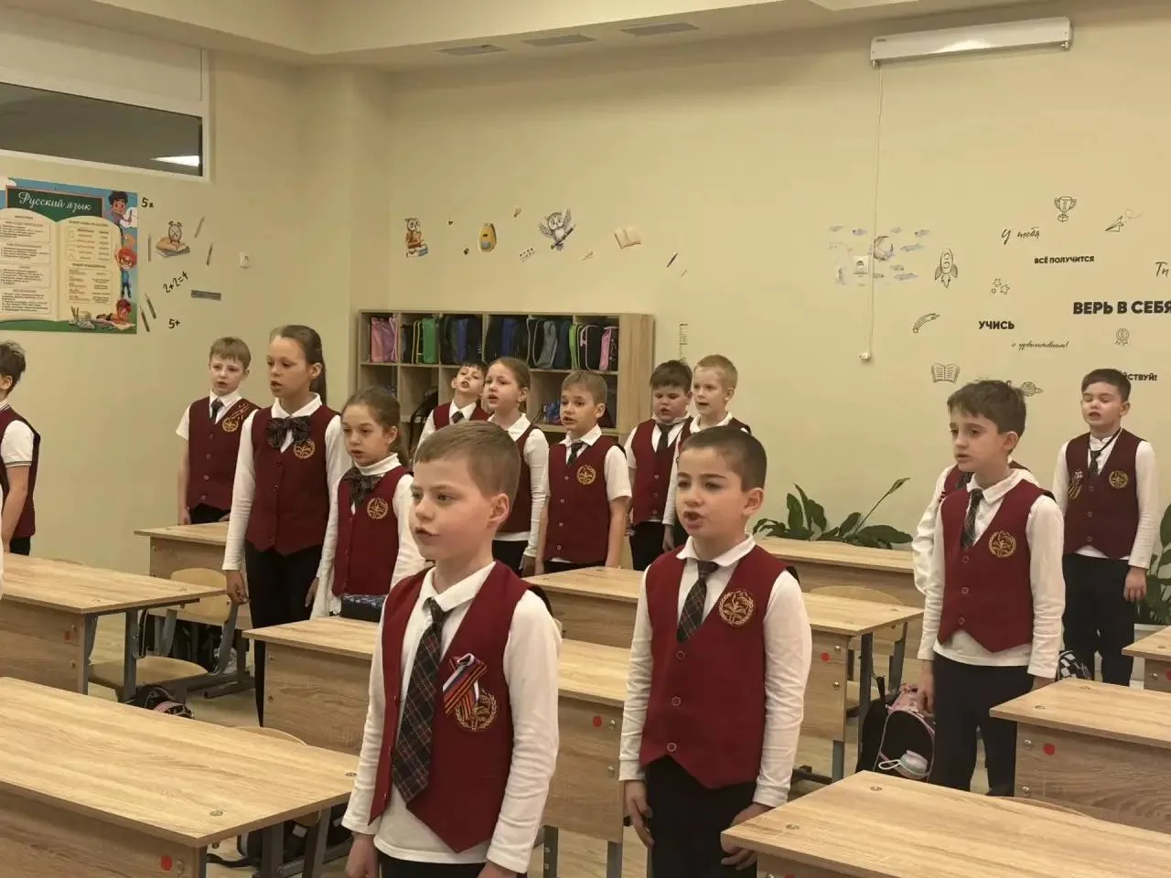 🇷🇺 ТРАДИЦИОННОЕ ПОДНЯТИЕ ФЛАГА И «РАЗГОВОРЫ О ВАЖНОМ»  Каждый понедельник в МБОУ СОШ №11 г. Ессентук