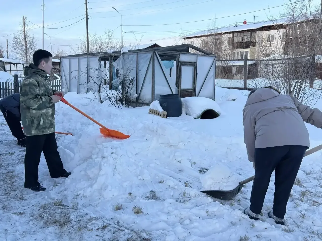 СНЕГА В ГОРОДЕ ЕЩЁ ПРЕДОСТАТОЧНО.  Тепло на улицах Якутска означает только лишь одно - красивая солн