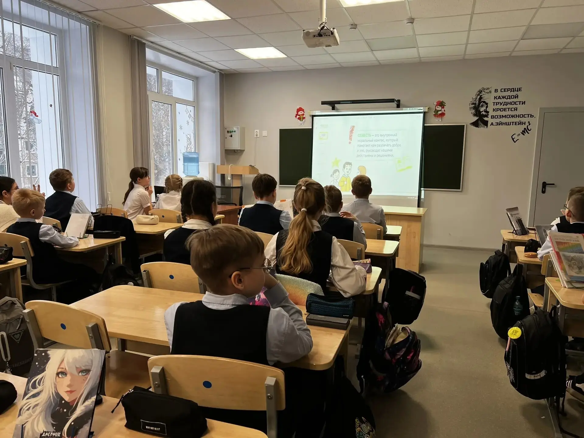 Неделя в нашей школе началась с еженедельной торжественной линейки с выносом флага и исполнением гим