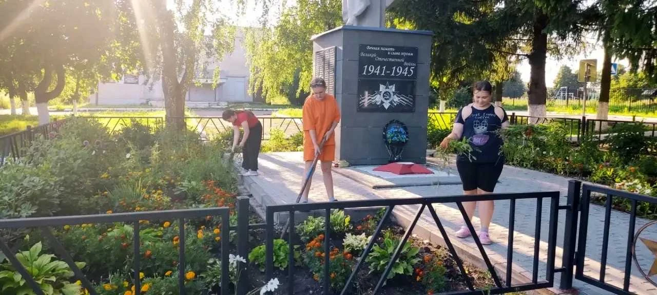 Волонтеры Алексеевской средней школы присоединились к акции «Мир, благоустройство», что...