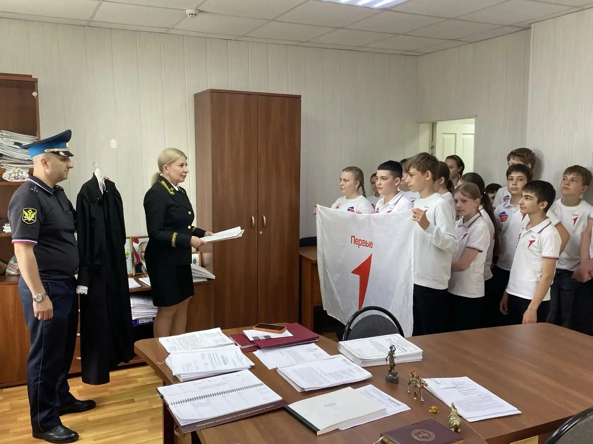 «Классная встреча» в мировом суде: шестиклассники знакомятся с профессиями правосудия