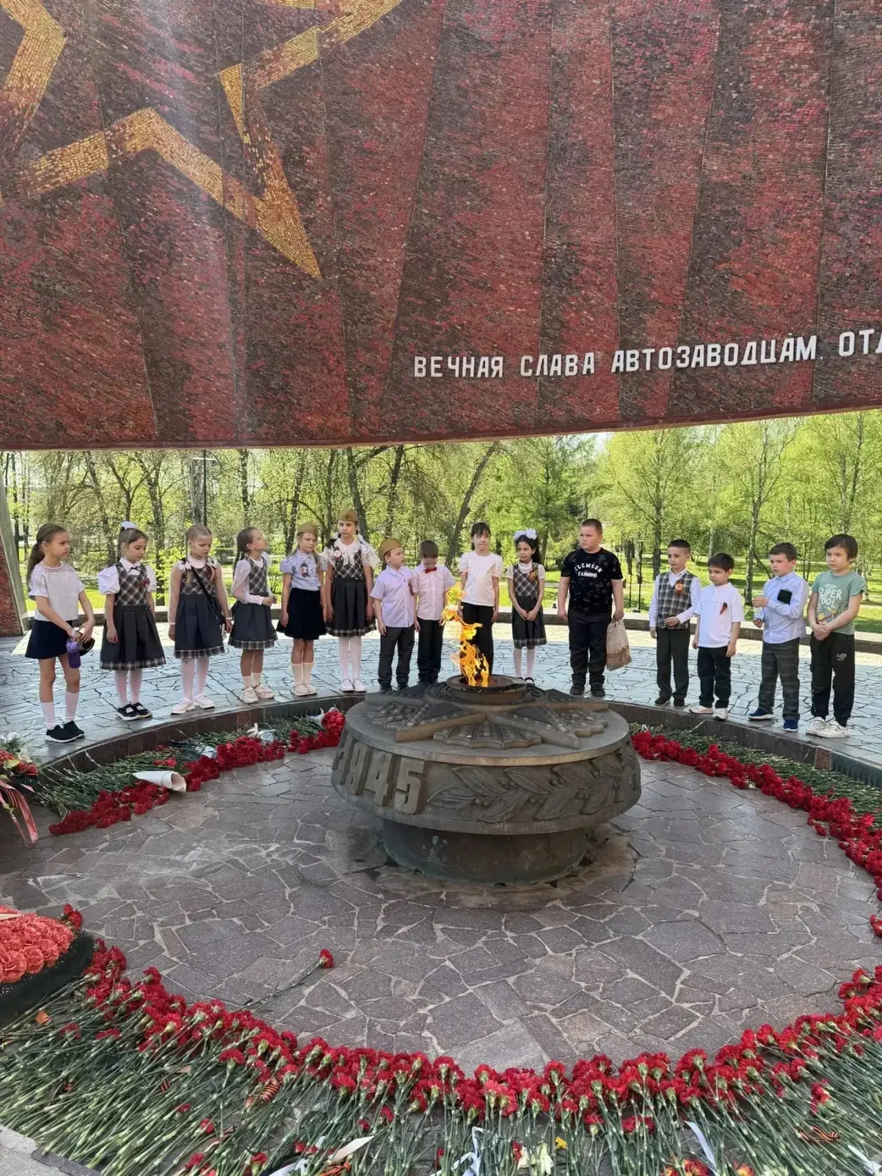 Ученики 1 "В" возложили цветы к Вечному огню!