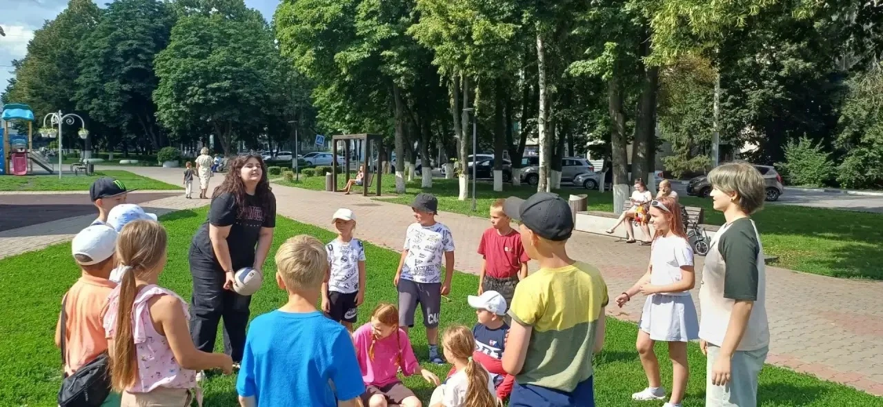 22 июля в школьном лагере «Солнышко» торжественно стартовала четвёртая смена. Её девиз — «Быстрее, в