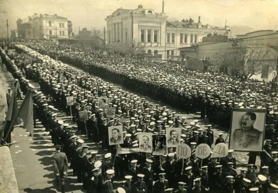 С Днём Победы!  Как отмечали этот день 1945-го во Владивостоке.  «Владивосток ликует. Залитые ослепи