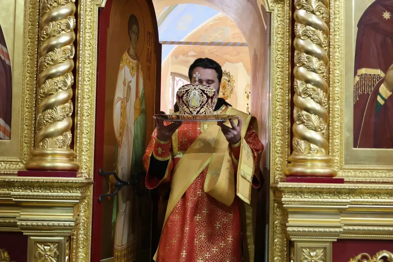 В Неделю о слепом митрополит Иркутский и Ангарский Максимилиан совершил Божественную литургию в кафе