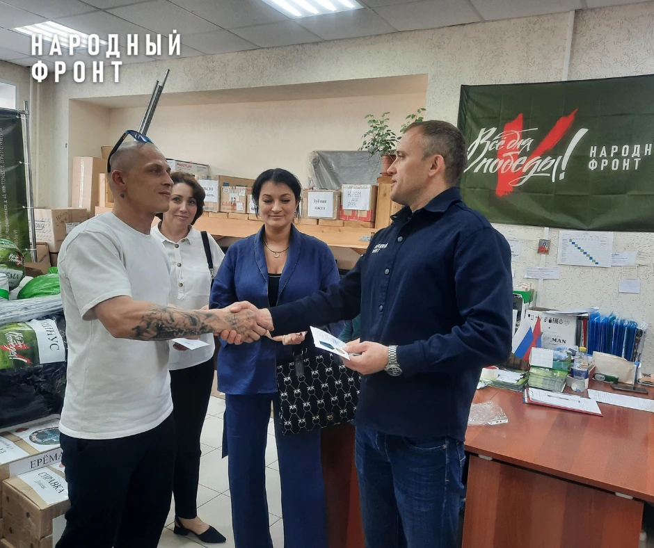 Медали «За помощь фронту» томским волонтерам от мотострелковой дивизии
 
В канун Дня России в регион