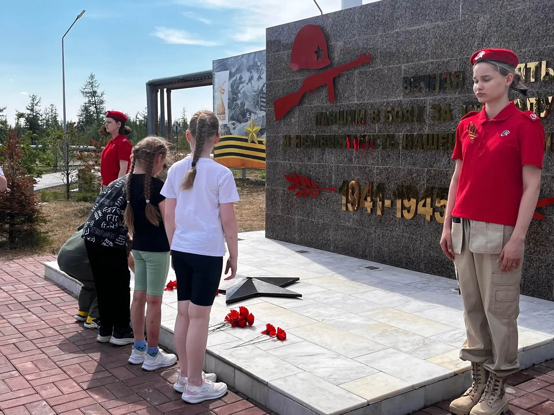 12 июня ребята с нашей досуговой площадки почтили память тех, кто отдал жизнь за Родину. Дети побыва