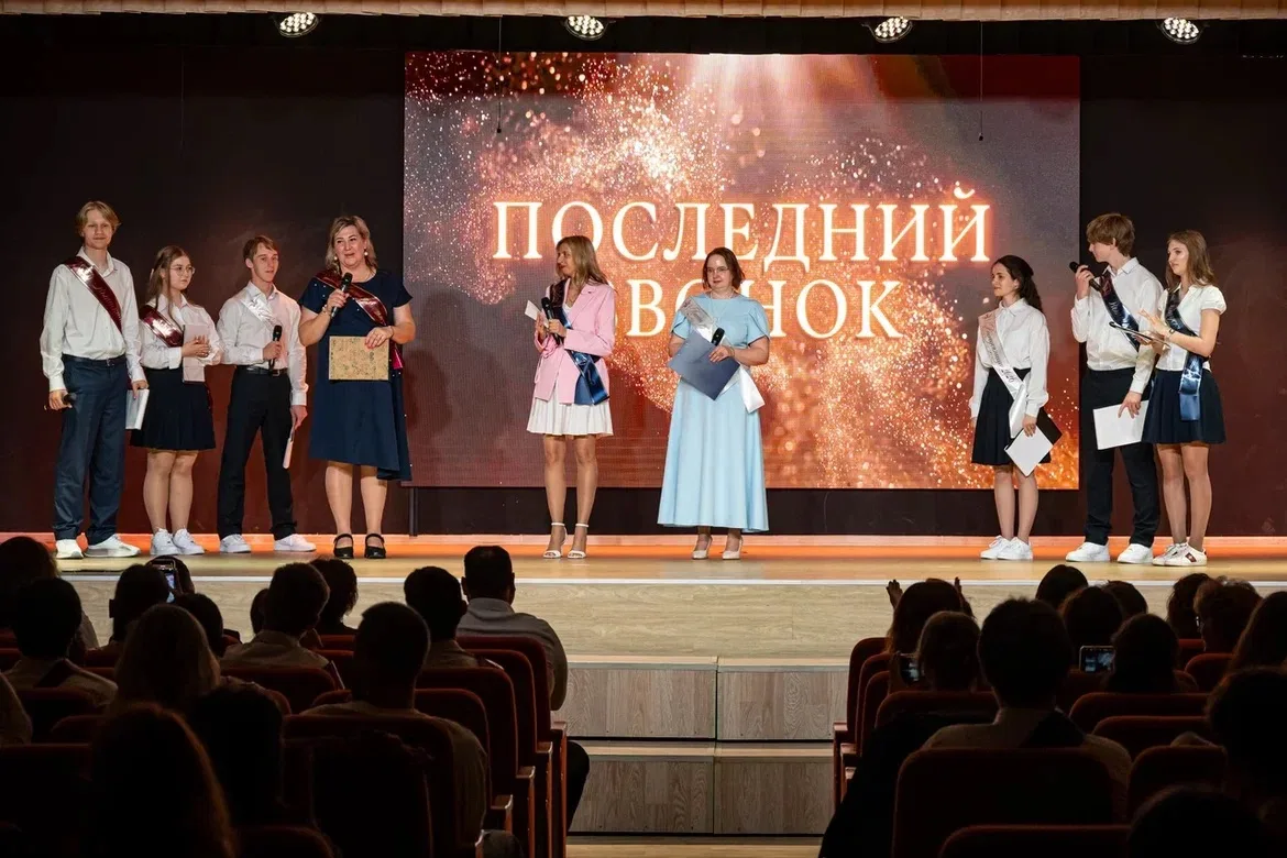 В концертном зале школы на Глеба Успенского прозвучал Последний звонок для девятиклассников.   Празд