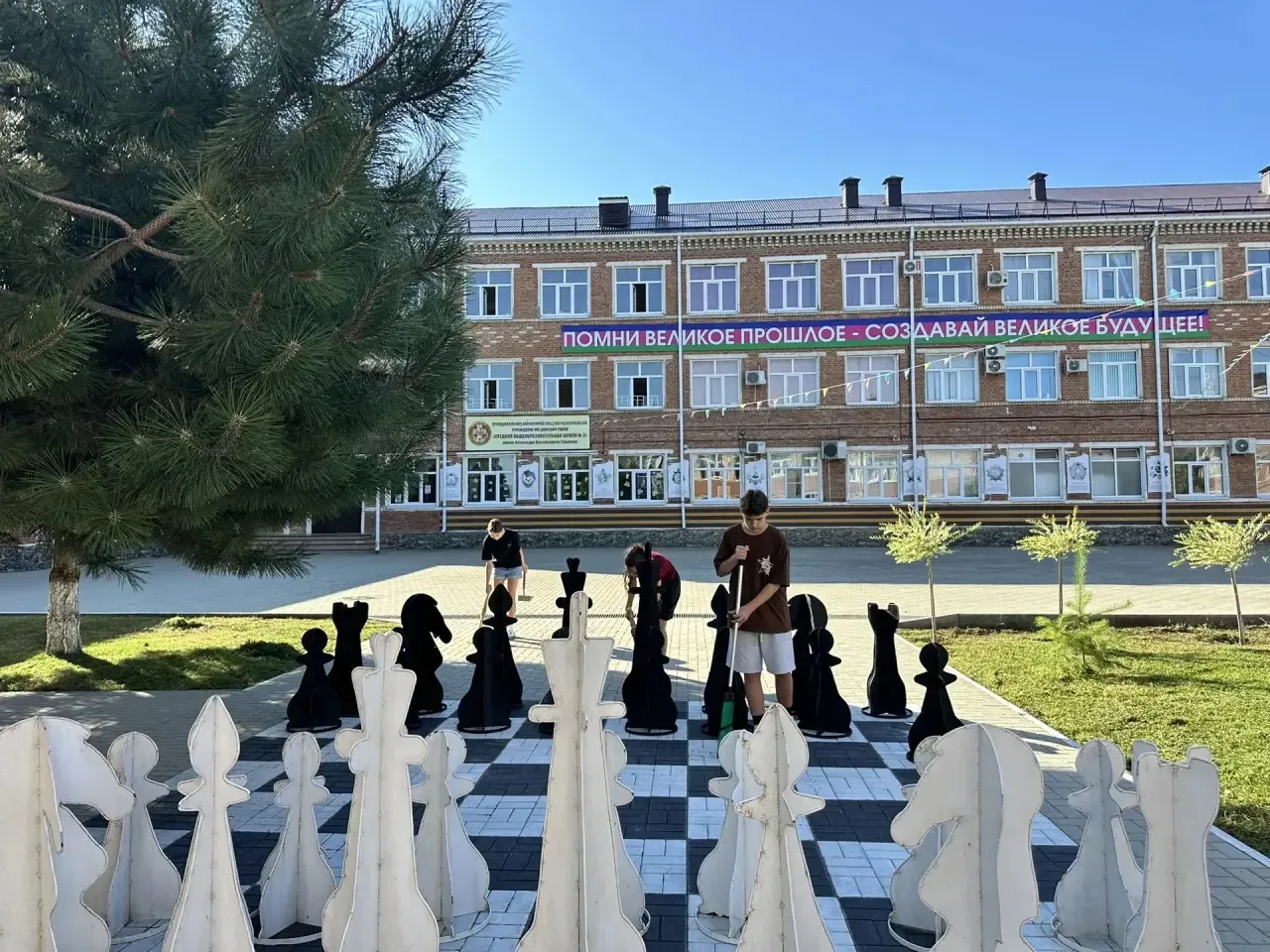 Летняя тематическая площадка при школе продолжает свою работу! ☀️