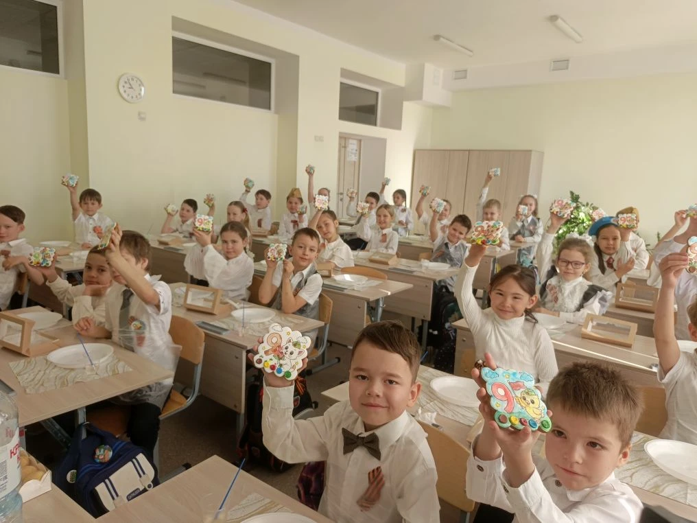 СЛАДКИЙ ПОДАРОК С БЛАГОДАРНОСТЬЮ: Первоклассники поздравили ветеранов 🕊❤️